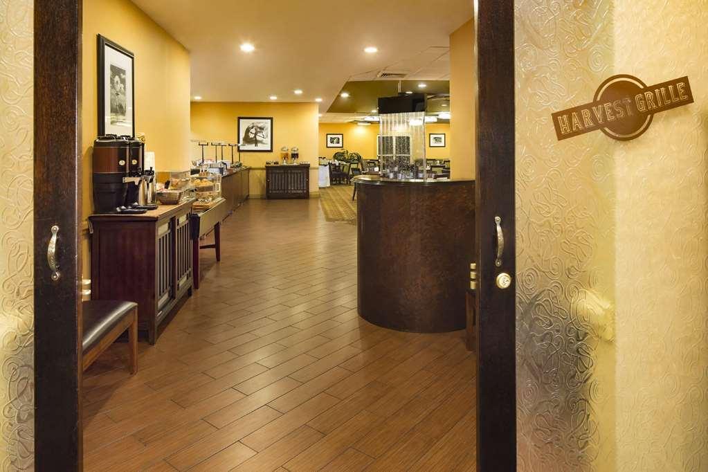 Doubletree By Hilton Hotel Raleigh - Brownstone - University Restoran gambar
