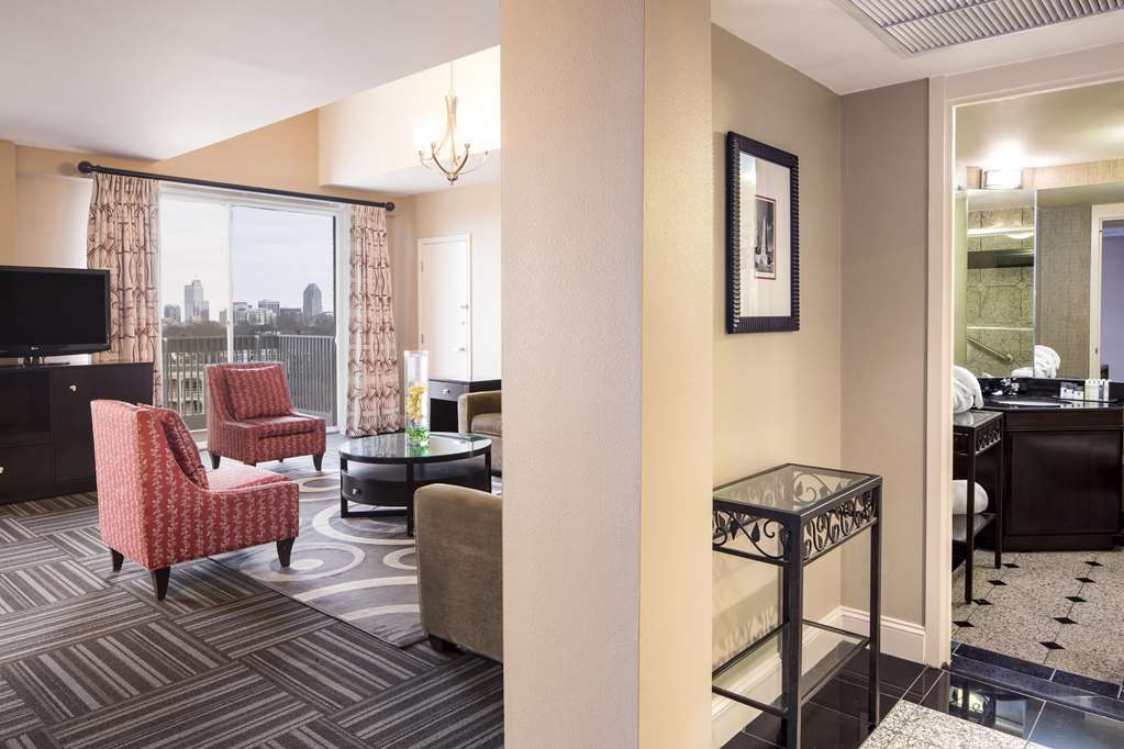 Doubletree By Hilton Hotel Raleigh - Brownstone - University Bilik gambar